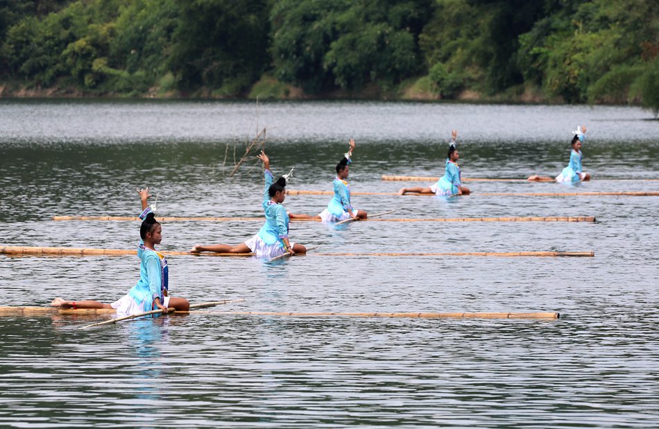 Guizhou: spettacolo di patrimonio culturale immateriale sull'acqua