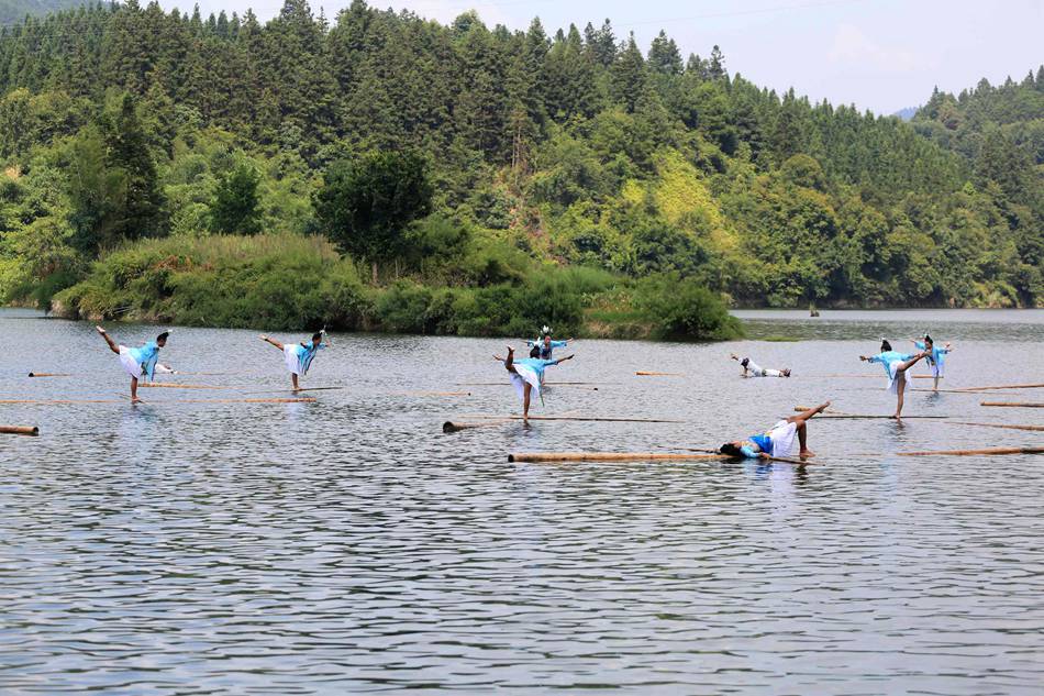 Guizhou: spettacolo di patrimonio culturale immateriale sull'acqua