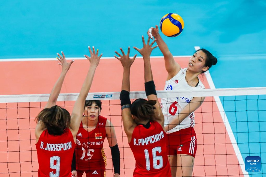 Zhuang Yushan (a destra) della Cina colpisce la palla durante la semifinale contro la Thailandia alla Coppa AVC 2022 per le donne alla Philsports Arena di Pasig City, Filippine. (28 agosto 2022-Xinhua/Rouelle Umali)