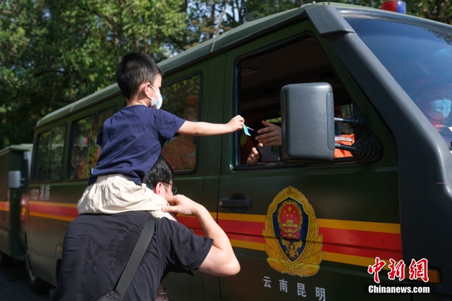 Chongqing: gli abitanti locali ringraziano i vigili del fuoco e forestali dello Yunnan