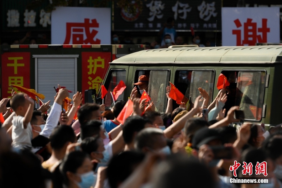 Chongqing: gli abitanti locali ringraziano i vigili del fuoco e forestali dello Yunnan