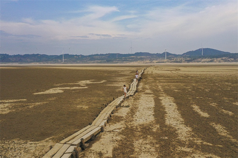 Jiangxi: lago Poyang è in secca, un ponte di pietra di 2930 metri della dinastia Ming viene scoperto 