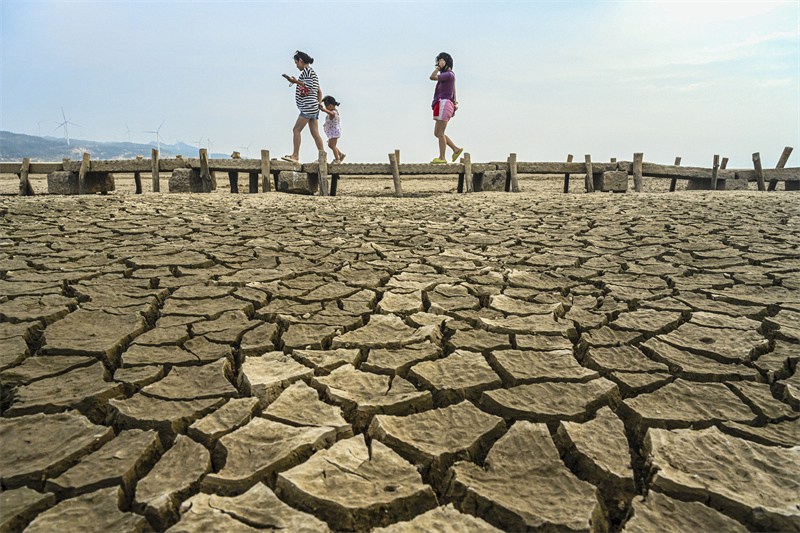 Jiangxi: lago Poyang è in secca, un ponte di pietra di 2930 metri della dinastia Ming viene scoperto 