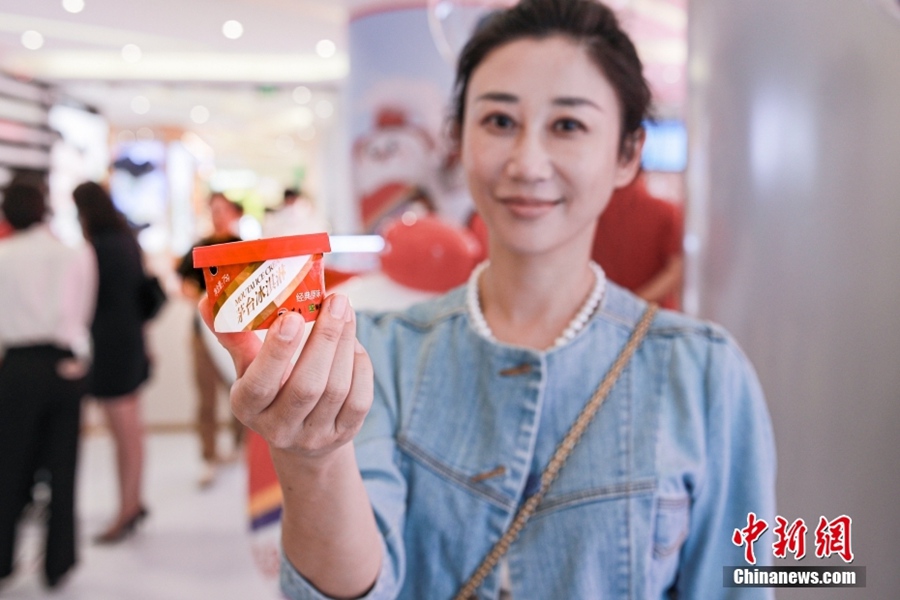 Beijing: aperto il primo negozio offline di gelato Maotai