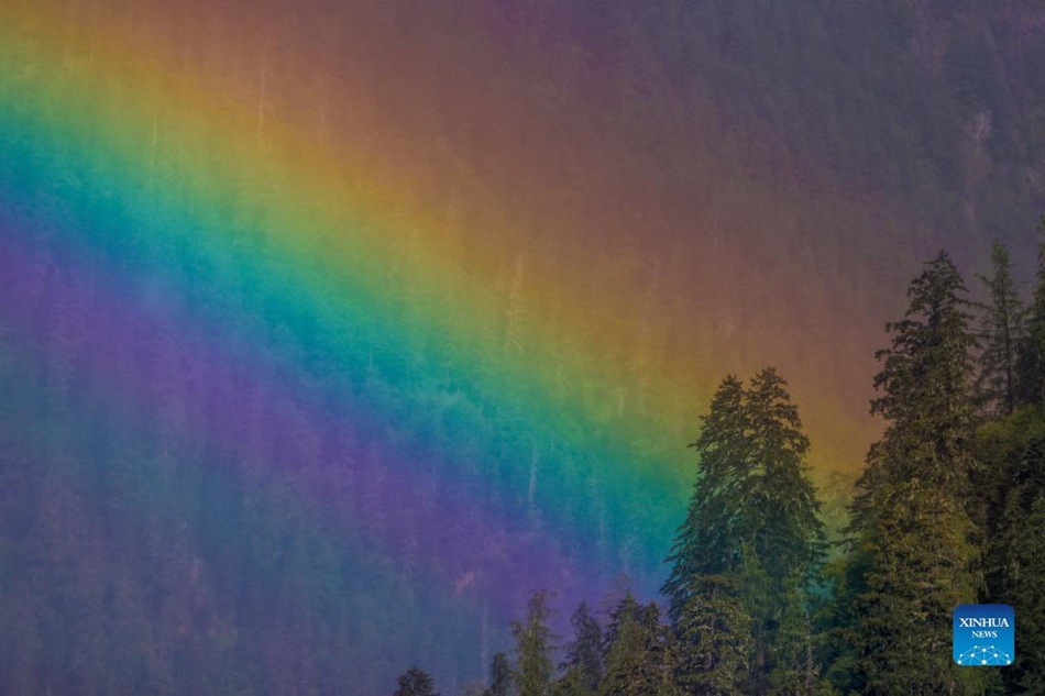 Nyingchi, Tibet: bellissimo arcobaleno sul lago Basum