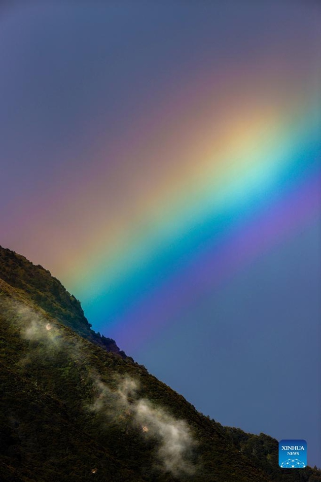 Nyingchi, Tibet: bellissimo arcobaleno sul lago Basum