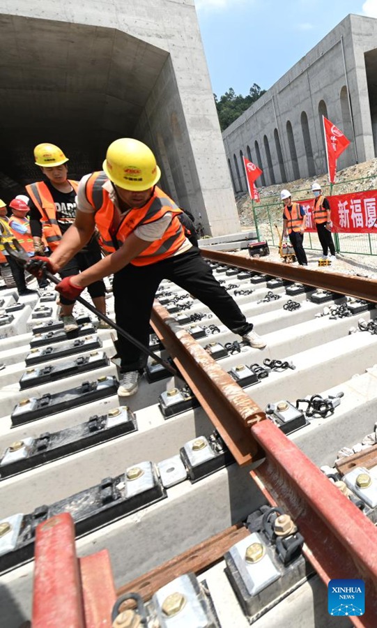 Cina: completata la posa dei binari della prima ferrovia ad alta velocità che attraversa il mare
