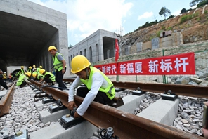 Cina: completata la posa dei binari della prima ferrovia ad alta velocità che attraversa il mare 