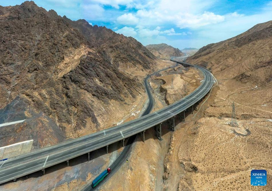 Xinjiang: la nuova autostrada darà impulso allo sviluppo economico di alta qualità