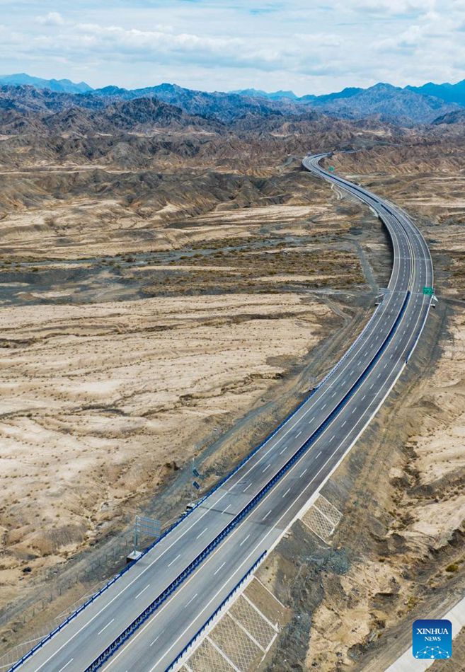 Xinjiang: la nuova autostrada darà impulso allo sviluppo economico di alta qualità