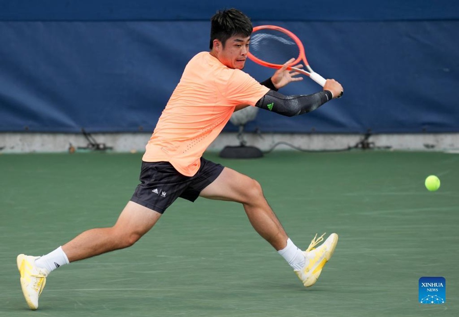 Wu Yibing, della Cina, durante la partita del secondo turno del singolo maschile contro Nuno Borges del Portogallo ai campionati di tennis US Open 2022 a New York, Stati Uniti. (31 agosto 2022 - Xinhua/Liu Jie)