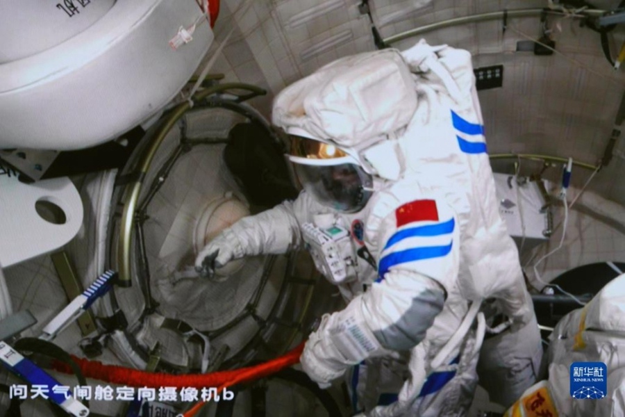 Cina: gli astronauti cinesi svolgono attività extraveicolari dal modulo laboratorio Wentian