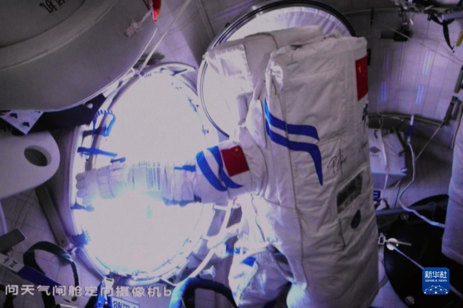 Cina: gli astronauti cinesi svolgono attività extraveicolari dal modulo laboratorio Wentian