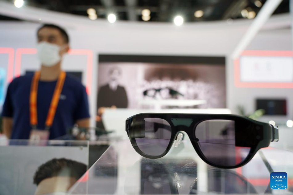 Gli occhiali con didascalie AR in esibizione alla CIFTIS del 2022 a Beijing, capitale della Cina. (1 settembre 2022 - Xinhua/Ren Chao)