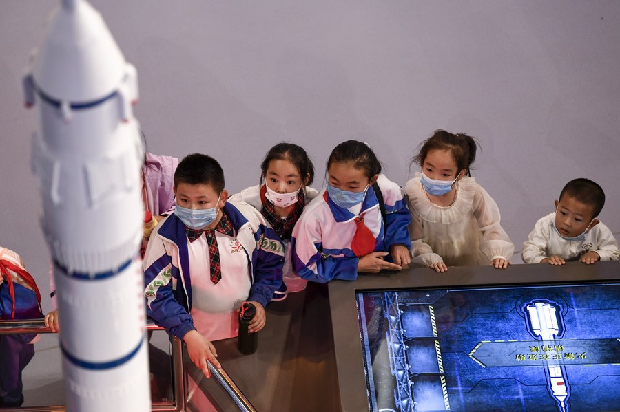 Studenti sperimentano un dispositivo di divulgazione scientifica sul lancio di razzi presso il Museo della Scienza e della Tecnologia del Ningxia a Yinchuan, nella regione autonoma Ningxia Hui, Cina nordoccidentale. (19 settembre 2020 - Xinhua/Feng Kaihua)