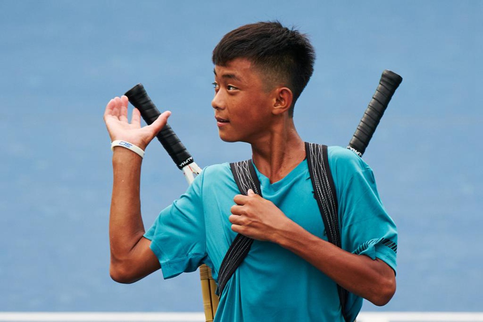 Con oltre 7.000 swing al giorno, il tennis cambia la vita di un adolescente delle montagne