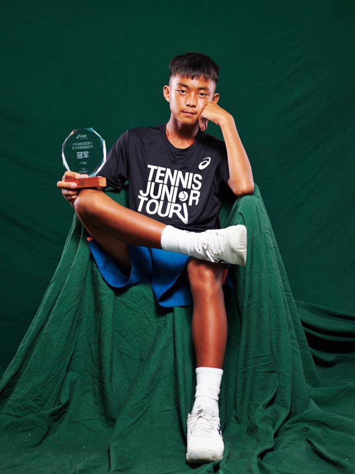Con oltre 7.000 swing al giorno, il tennis cambia la vita di un adolescente delle montagne