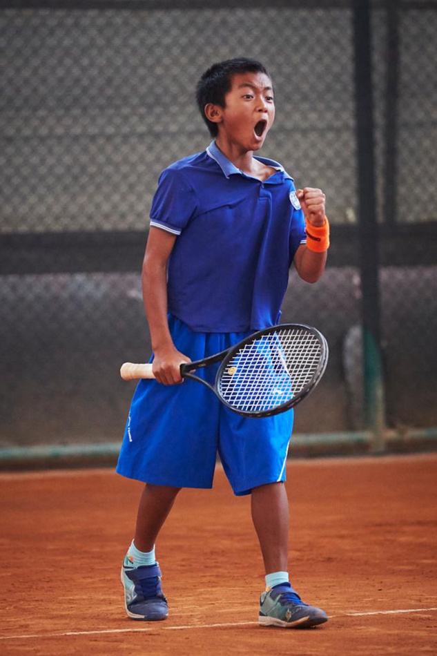 Con oltre 7.000 swing al giorno, il tennis cambia la vita di un adolescente delle montagne