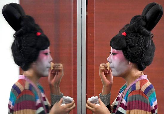 Una ballerina si trucca allo Zhengzhou Song and Dance Theatre, nella provincia di Henan, nella Cina centrale. (20 febbraio 2021 - Xinhua)