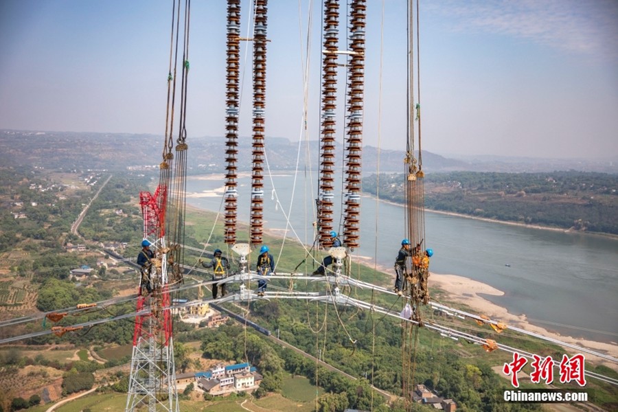 Completato il grande attraversamento del fiume Yangtze per la sezione di Chongqing della grande arteria UHV Baizhe