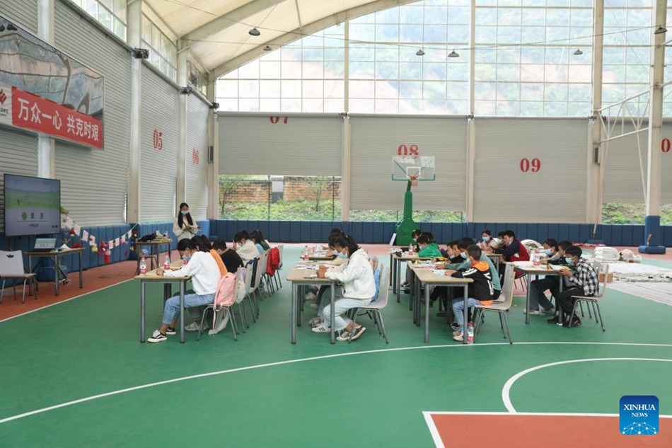 Studenti fanno lezione in un'aula temporanea nella contea di Shimian, nella provincia del Sichuan, nel sud-ovest della Cina. (14 settembre 2022 - Xinhua/Liu Qiong)