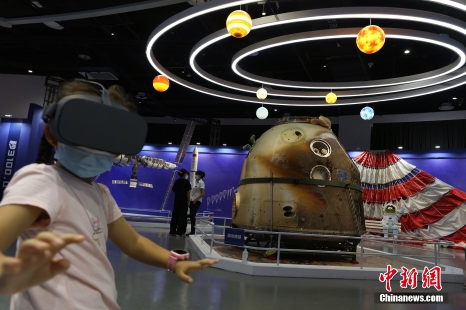 Beijing: prima esibizione al pubblico della capsula di ritorno del Shenzhou-13
