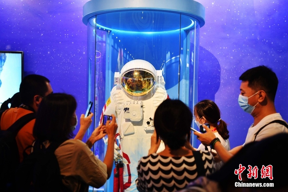 Beijing: prima esibizione al pubblico della capsula di ritorno del Shenzhou-13