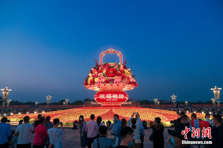 Beijing: esposto gigantesco cesto di fiori 