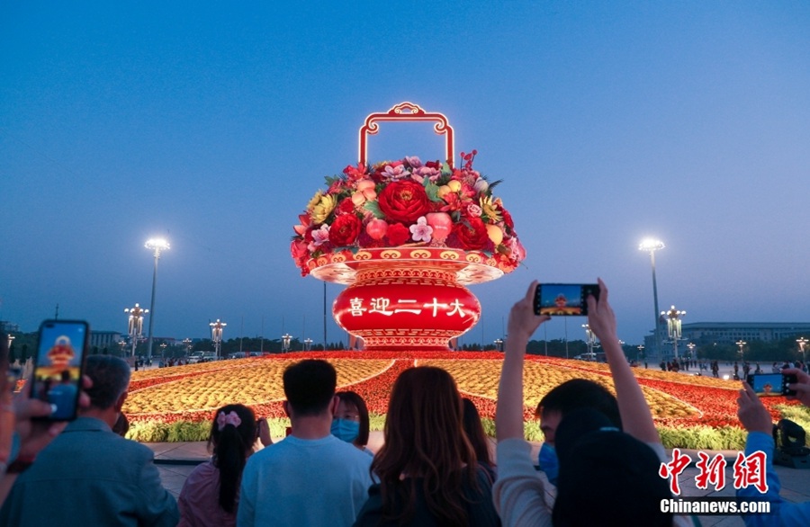 Beijing: esposto gigantesco cesto di fiori 