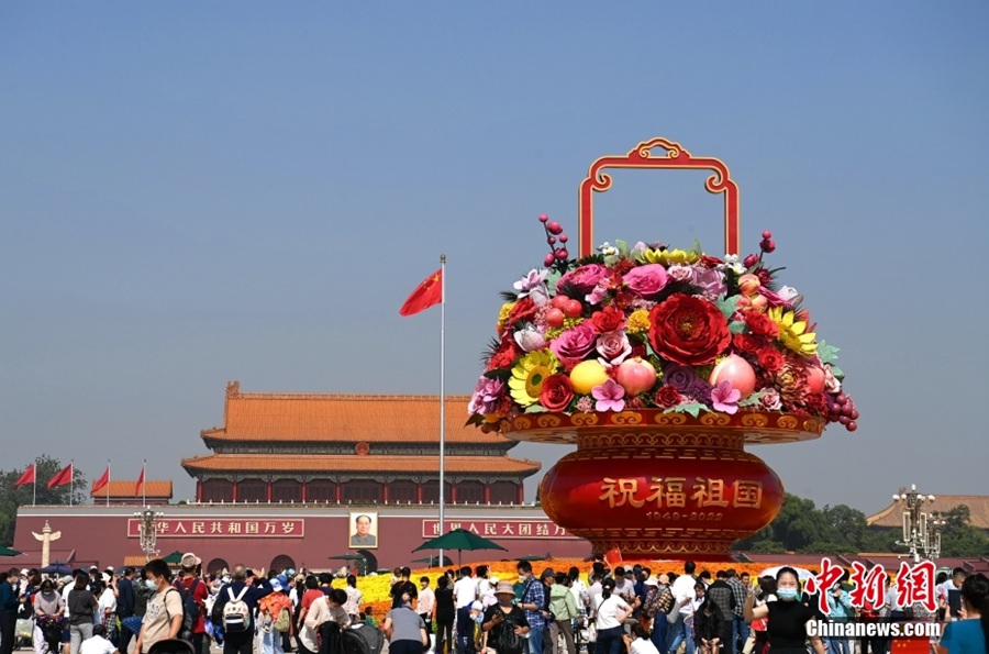 Beijing: esposto gigantesco cesto di fiori 
