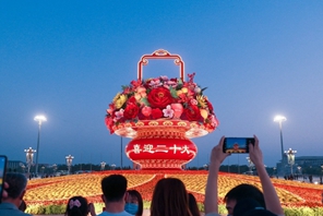 Beijing: esposto gigantesco cesto di fiori "Benedizione alla Patria" in piazza Tienanmen
