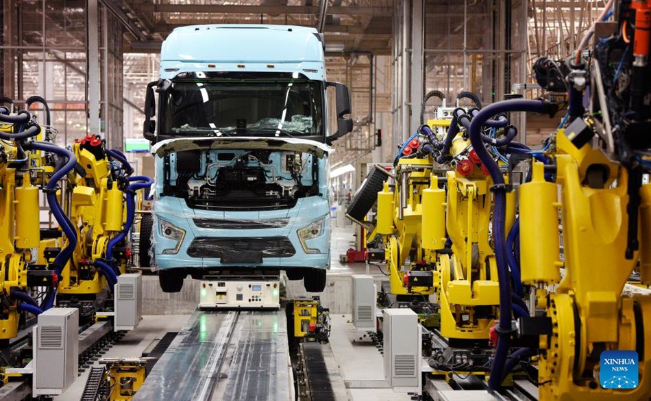 La linea di assemblaggio degli autocarri pesanti del progetto di espansione della capacità presso lo Shaanxi Automobile Holding Group a Xi'an, nella provincia nordoccidentale cinese dello Shaanxi. (27 settembre 2022 - Xinhua/ Liu Xiao)