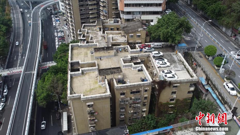 Chongqing: parcheggio sul tetto di un edificio residenziale 