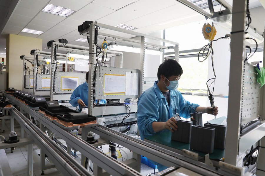 Membri del personale lavorano in un'officina in un parco industriale nel distretto Qingpu di Shanghai. (17 maggio 2022 - Xinhua/Zhao Yihe)