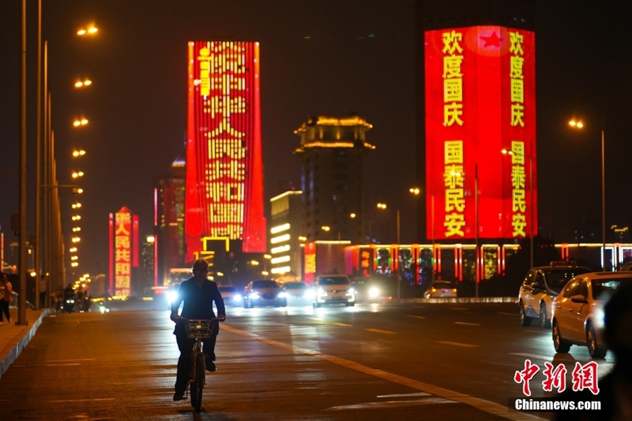 Taiyuan: i grattacieli si illuminano per la Festa Nazionale cinese