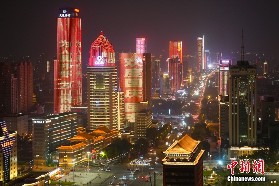 Taiyuan: i grattacieli si illuminano per la Festa Nazionale cinese