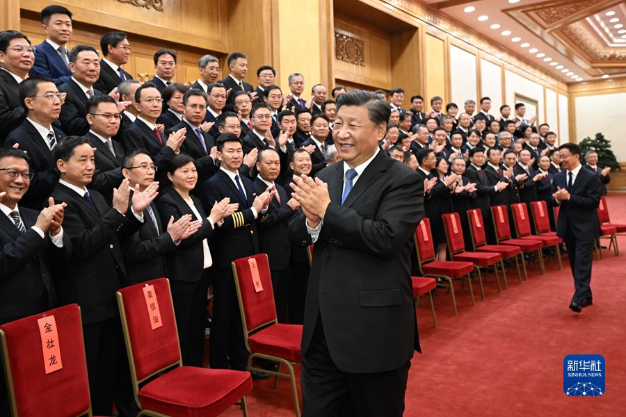 Xi Jinping incontra i progettisti del grande aereo passeggeri C919