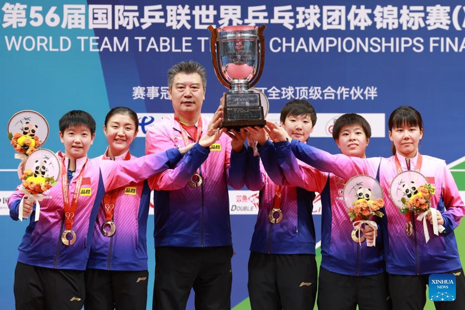 Sun Yingsha, Chen Meng, l'allenatore Li Sun, Wang Manyu, Wang Yidi e Chen Xingtong (da sinistra a destra) della Cina posano con il trofeo durante la cerimonia di premiazione dopo la partita finale delle squadre femminili contro il Giappone alle finali dei campionati del mondo ITTF 2022 di ping-pong a squadre a Chengdu, nella provincia sudoccidentale del Sichuan. (8 ottobre 2022 - Xinhua/Liu Xu)
