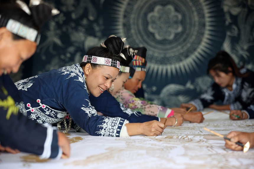 Le donne dell'etnia Miao applicano la tecnica del batik. (7 ottobre - Foto/Huang Xiaohai)