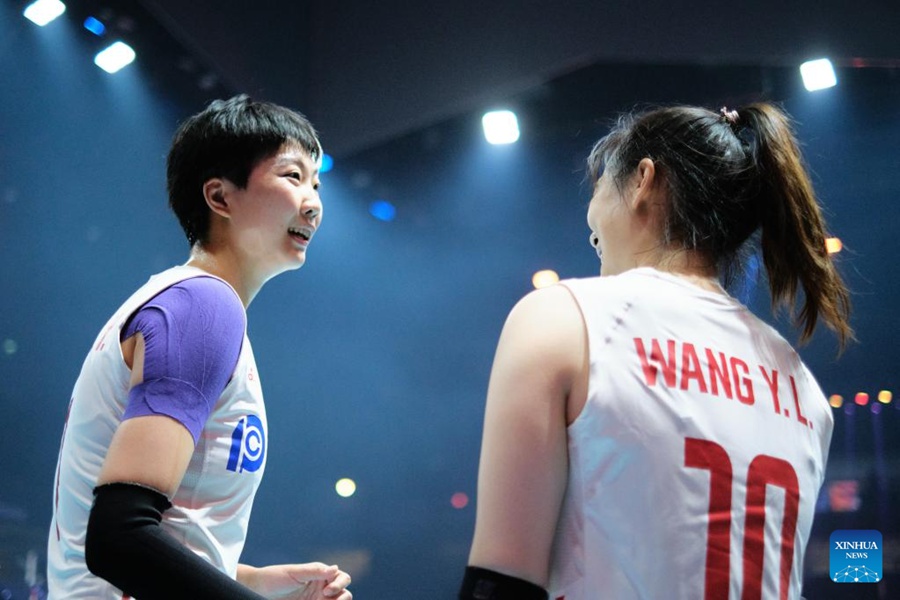 Yuan Xinyue (a sinistra) e Wang Yunlu della Cina parlano prima della partita di fase 2 Pool E tra Cina e Belgio al Campionato mondiale di pallavolo femminile 2022 a Rotterdam, Paesi Bassi. (9 ottobre 2022-Xinhua/Meng Dingbo)