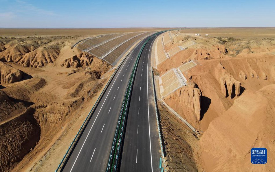 Xinjiang: costruiti 62.200 chilometri di nuove strade in dieci anni