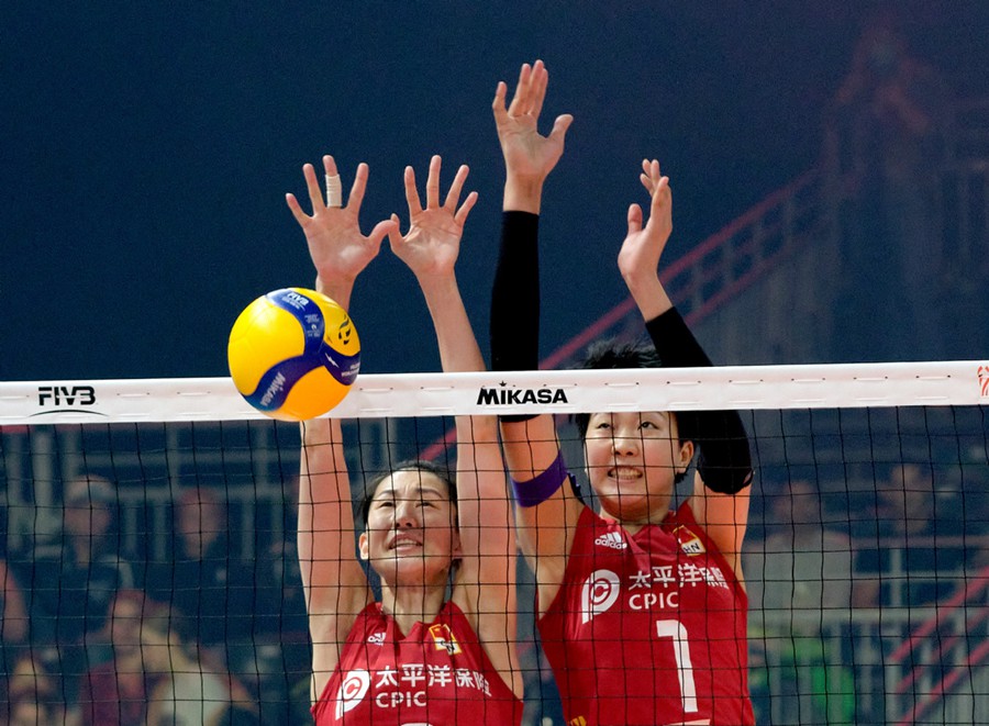  Le cinesi Diao Linyu (a sinistra) e Yuan Xinyue bloccano la palla durante la partita dei quarti di finale contro l'Italia al Campionato mondiale femminile FIVB a Apeldoorn, Paesi Bassi, 11 ottobre 2022. (Xinhua)