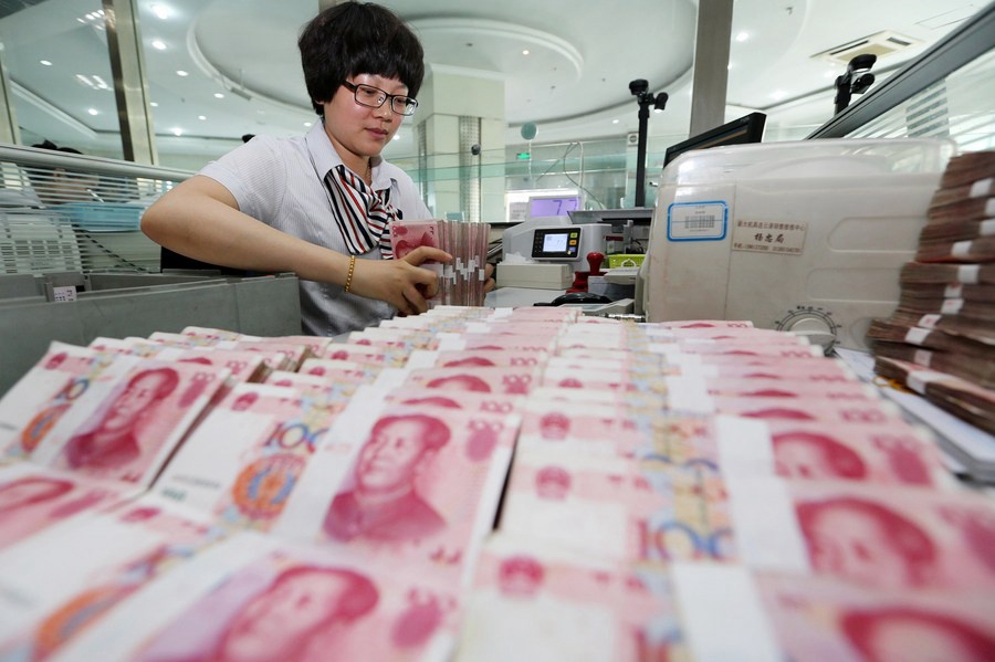 Un'addetta conta RMB in una banca a Lianyungang, nella provincia del Jiangsu, nella Cina orientale. (Xinhua/Si Wei)