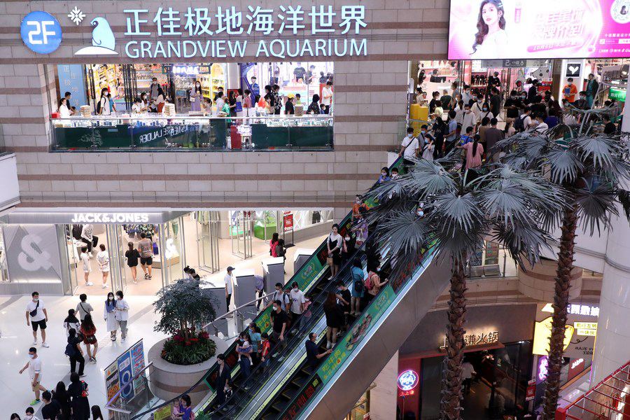 Clienti visitano un centro commerciale nell'area commerciale di Tianhe Road a Guangzhou, nella provincia del Guangdong, Cina meridionale. (6 ottobre 2022 - Xinhua/Huang Guobao)