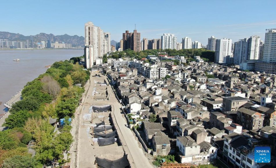 Veduta aerea del sito archeologico dell'antico porto di Shuomen lungo il fiume Oujiang a Wenzhou, nella provincia dello Zhejiang, Cina orientale. (10 ottobre 2022 - Xinhua/Weng Xinyang)