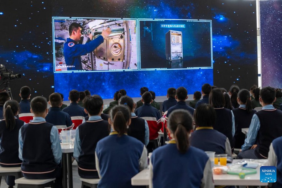 Lezione dalla stazione spaziale degli astronauti cinesi