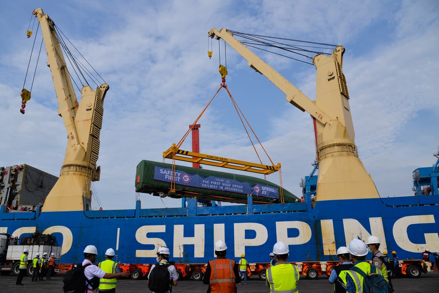 Il treno passeggeri elettrico ad alta velocità, personalizzato per la ferrovia ad alta velocità Jakarta-Bandung, viene caricato su una nave nel porto di Qingdao, nella provincia dello Shandong, nella Cina orientale. (18 agosto 2022 - Xinhua/Jiang Chao)