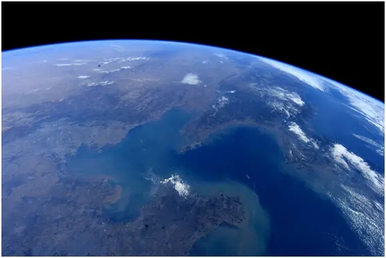 Guardando la Terra dallo spazio, l'astronauta italiana recita un antico testo cinese