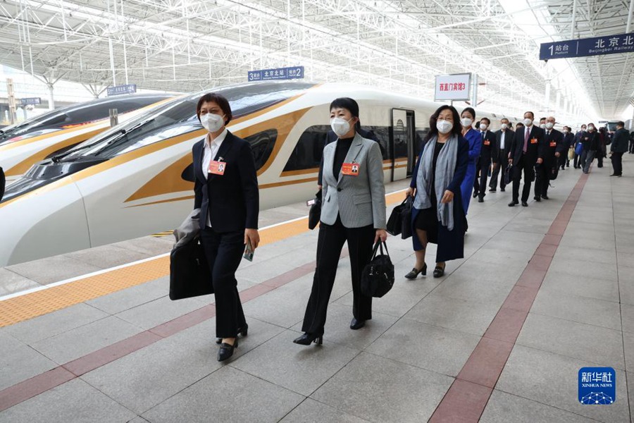 I delegati del 20° Congresso del PCC della Regione Autonoma della Mongolia Interna arrivano alla stazione ferroviaria di Beijing Nord.