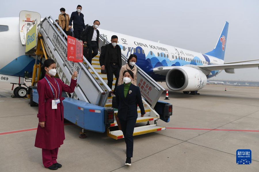 Giunte a Beijing le delegazioni per il XX Congresso del PCC